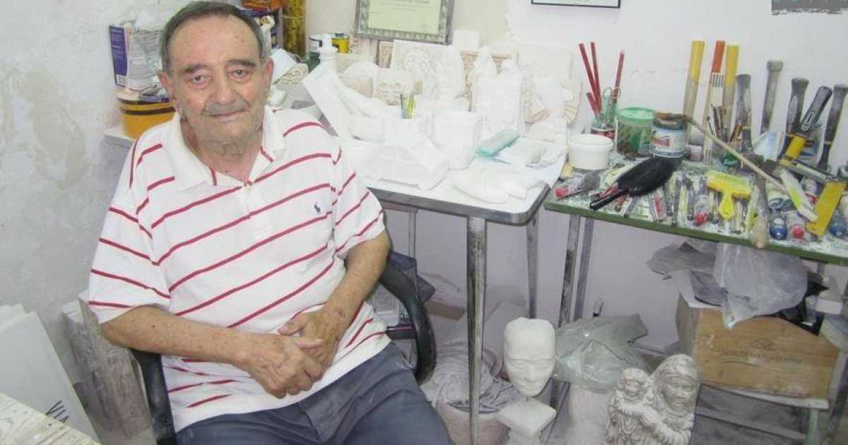 Molfetta, l'83enne scalpellino Antonio: insegna alle donne l'estinta arte della pietra